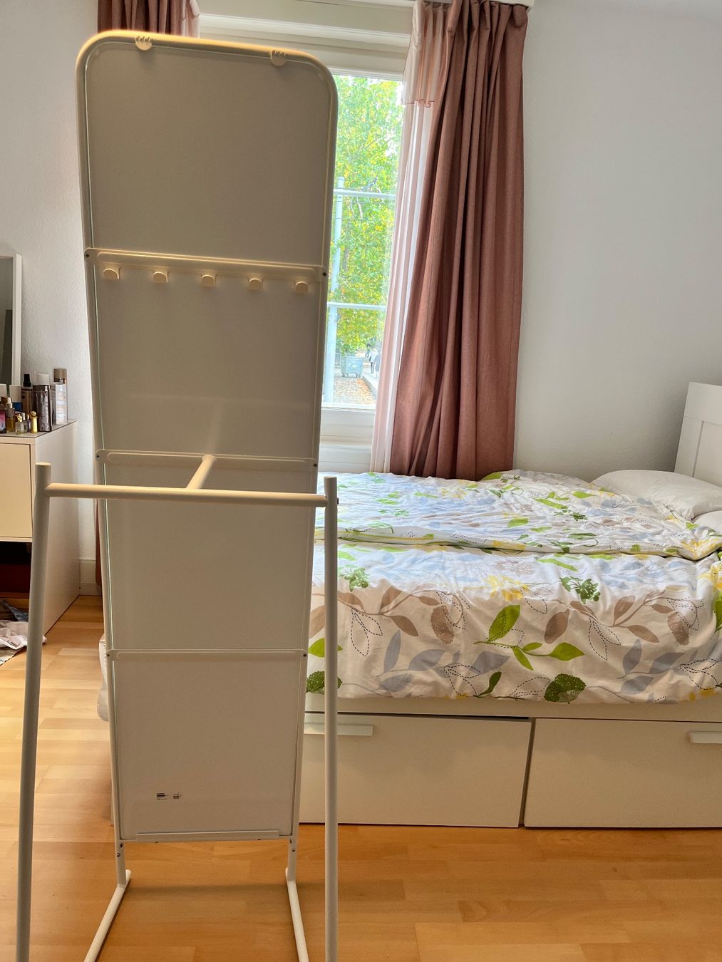 Ikea Miroirs: Standing mirror with clothes hooks – D'occasion à Zürich par nic_sm9b 1