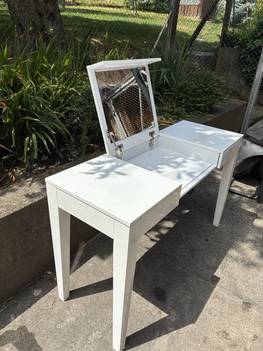 Ikea Tavoli da trucco: IKEA MALM Schminktisch mit Spiegel, Weiss – Usato da Staad SG venduto da ann_qwr8 2