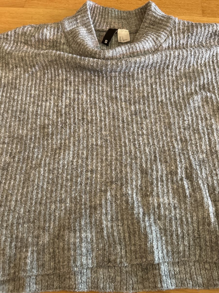 H&M Maglioni & Felpe: Grauer Strickpullover mit Trompetenärmeln, Grösse S – Usato da Zürich venduto da cla_g627 2