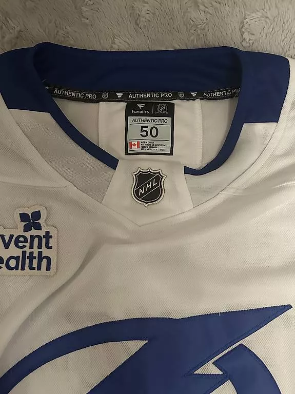 Maillots de corps & Pantalons: TB Lightning #59 Guentzel Jersey – D'occasion à Effretikon par PrimeTimeB 2