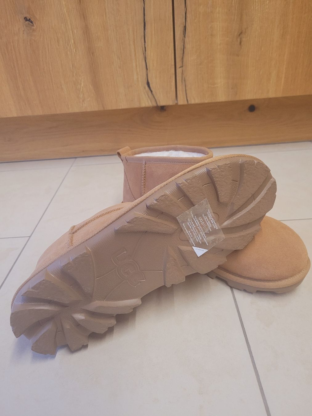 Ugg Damenschuhe: UGG CLASSIC ULTRA MINI – Neu und originalverpackt aus Niederbipp von Tati_La 1