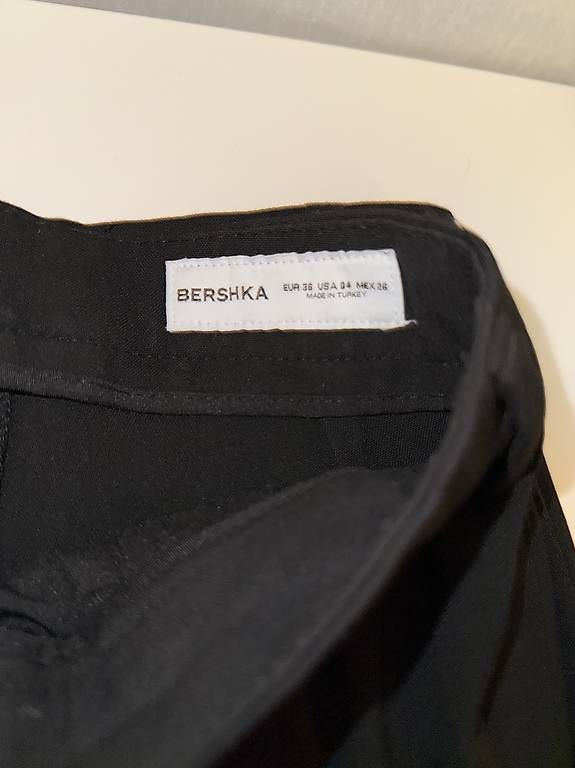Pantaloni: Schwarze Bootcut Anzugshose - Bershka – Usato da Wetzikon ZH venduto da veysel71 2