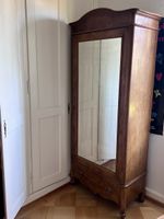 Antiker Kleiderschrank Holz mit Spiegel und Schublade