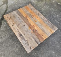 Unikater Holztisch. Passt super in ein gemütliches Wohnzi.nz