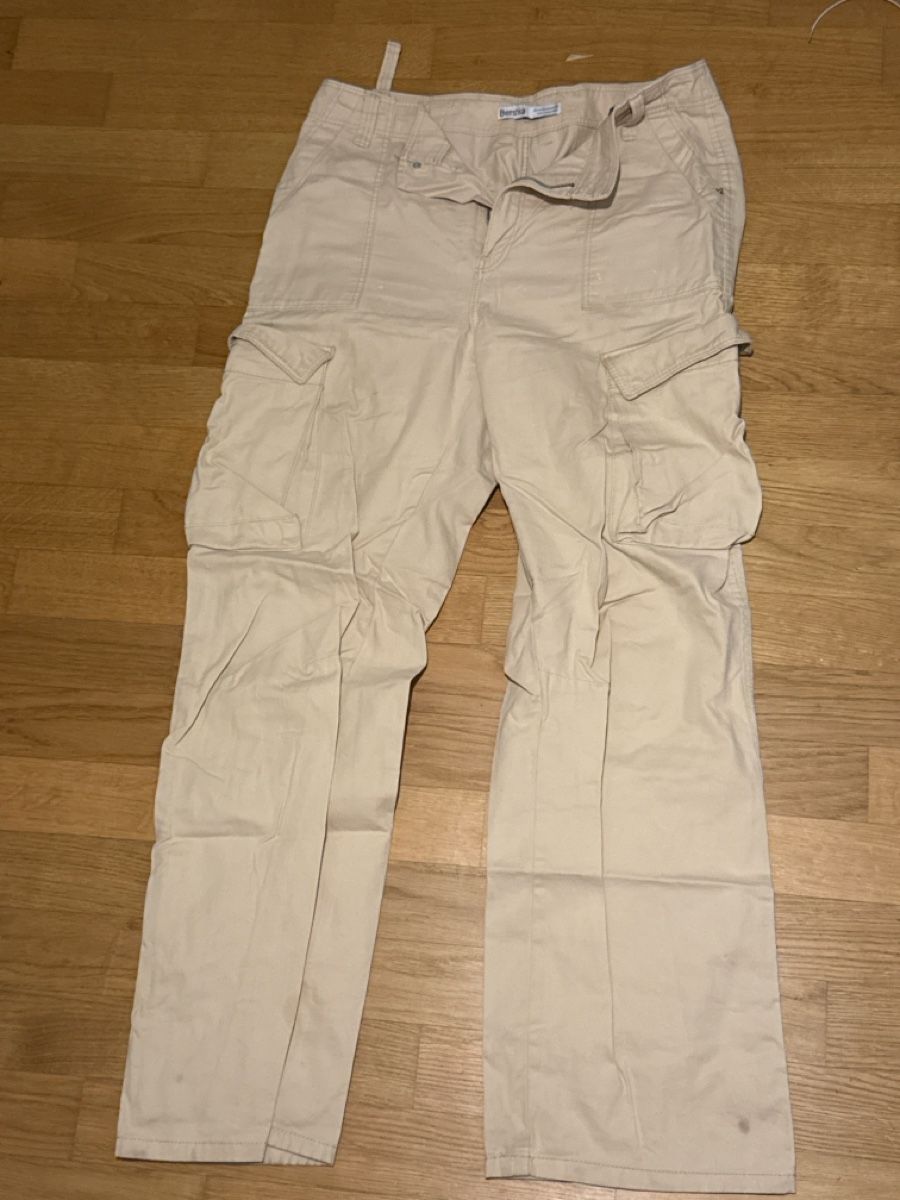 Bershka Pantaloni: Khaki Cargo Pants - Utility Style – Usato da Dübendorf venduto da nan_56bx