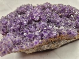 Druse d’améthyste naturelle – 688 g – env. 15 × 10 cm