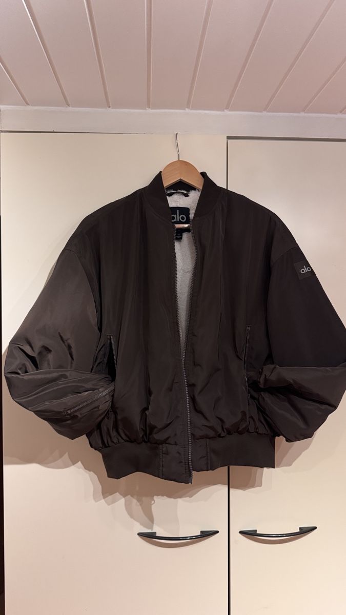 Alo Yoga Jacken: Alo Yoga Winter Jacket – Gebraucht aus Grosshöchstetten von 532_9cyd 6