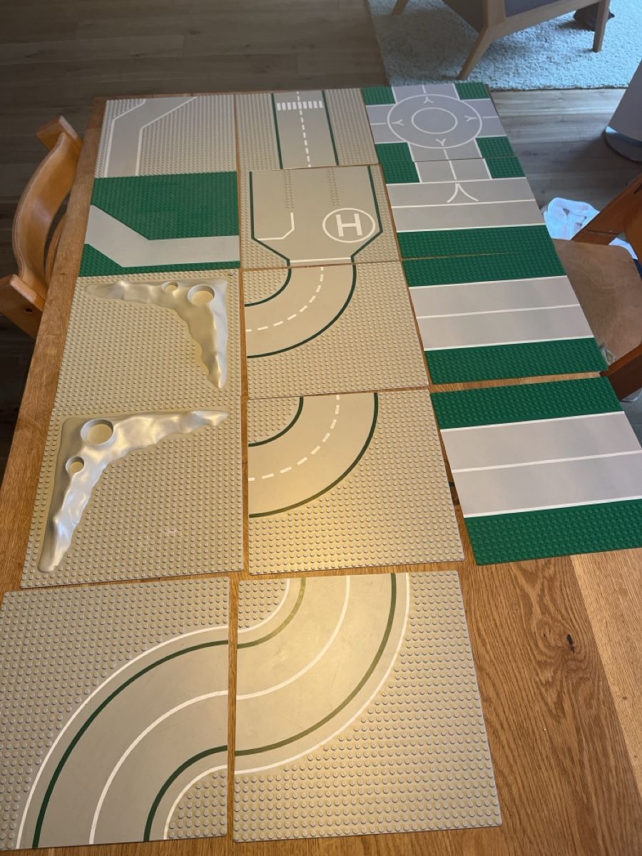 Lego Kit di costruzioni: 9 Legocity Strassen und Gebirgsplatten – Usato da Klosters venduto da Exkursion