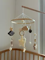 Baby-Mobile aus Holz & Wolle