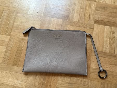 Guess Clutch in Taupe - Neu
