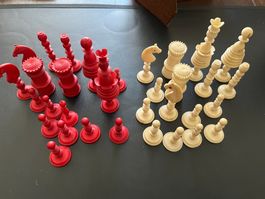 Schach geschnitzt antik gebraucht rot vs. weiss