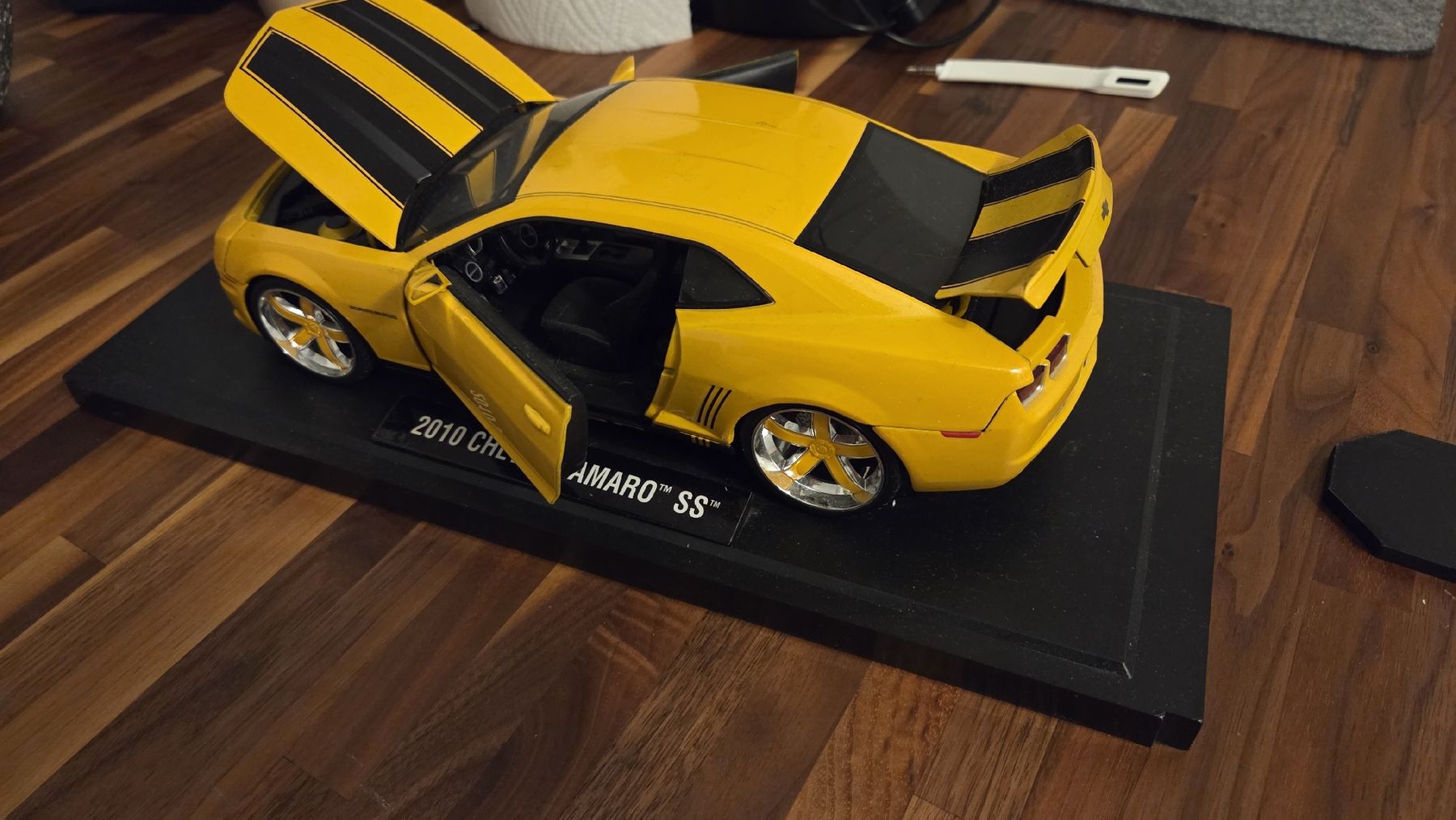 Chevrolet Modellini d'auto: Modellauto 2010 Chevrolet Camaro SS gelb mit Displayständer – Usato da Rothrist venduto da Benj1990 2