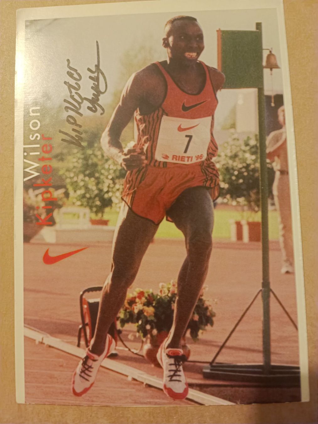 Autografi: Wilson Kipketer  - handsignierte Autogrammkarte – Usato da Menziken venduto da Artographs