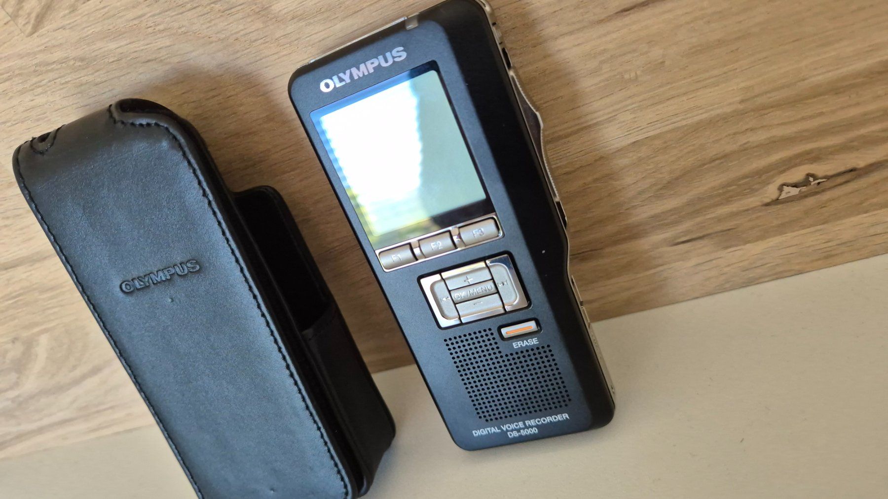 Olympus Registratori: Olympus DS-5000 Digital Voice Recorder mit Lederetui - Top – Nuovo (secondo la descrizione) da Bassersdorf venduto da retrolab 1