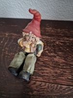 Herziger Porzellan-Bub mit Schnecke – witzige Dekofigur