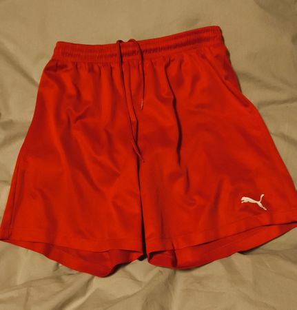 Rote Puma Sportshorts, Grösse S