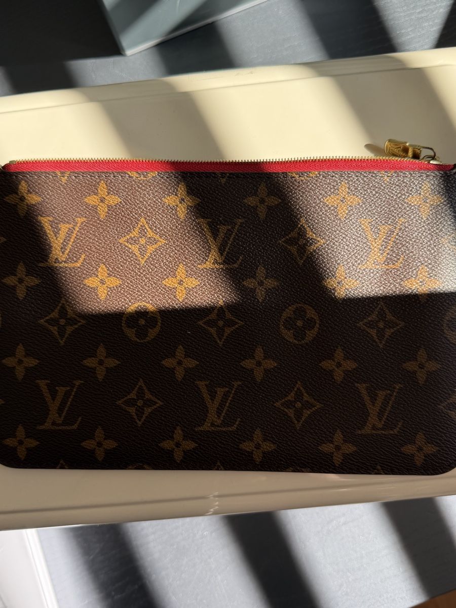 Louis Vuitton Sacs femmes: Louis Vuitton Neverfull Pochette Monogram – Neuf (Voir description) à Wolfhausen par leaze