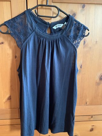 Naf Naf Top bleu marine, avec dentelle -