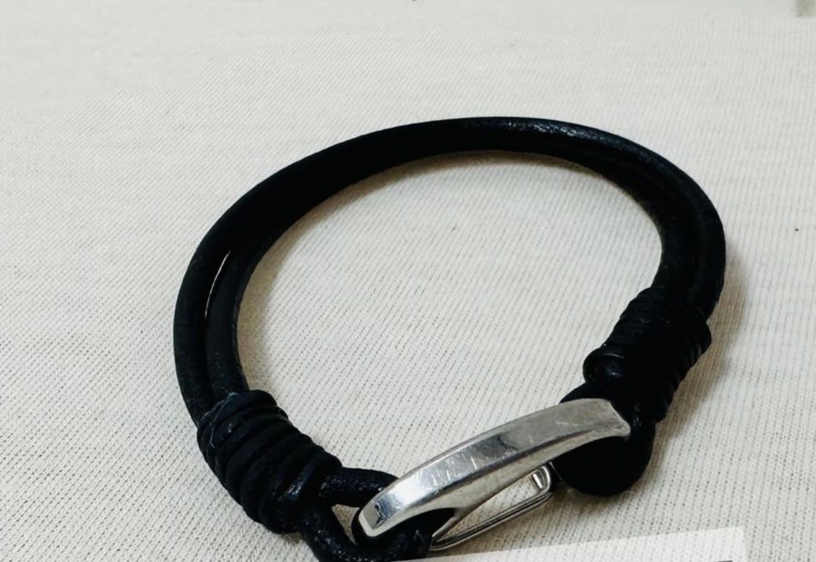 Armbänder & -reifen: Bracelet en cuir Keerart – Gebraucht aus Belmont-sur-Lausanne von chu_vxf5