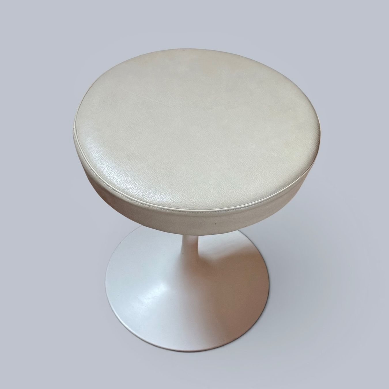 Knoll Sedie: Eero Saarinen Tulip Hocker Leder Knoll Studio – Usato da Basel venduto da MidMod20C