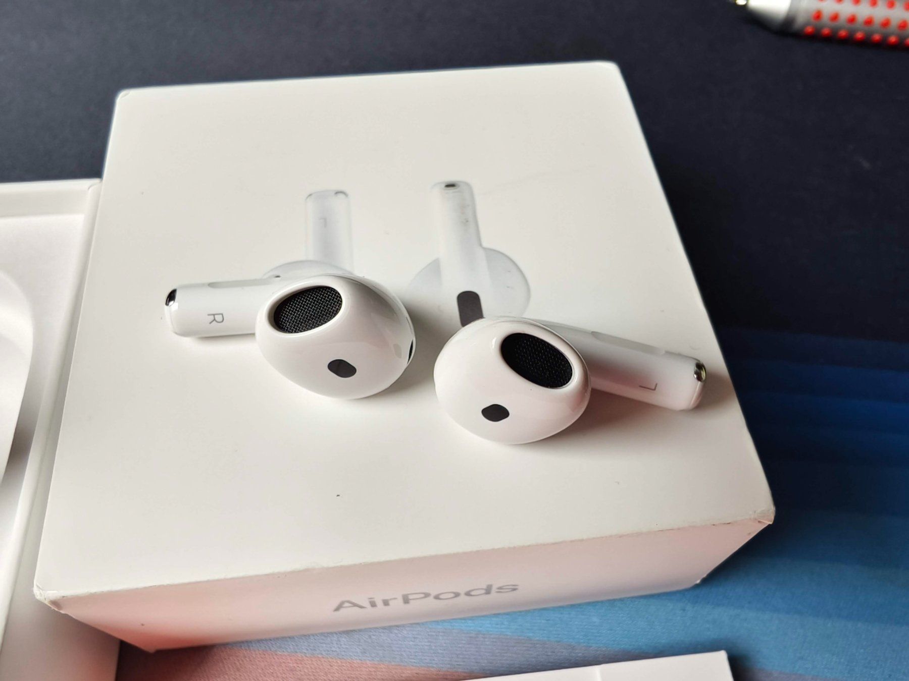 Apple Cuffie: Apple AirPods 4 - neu, OVP, – Nuovo (secondo la descrizione) da Mellingen venduto da JasonSCH