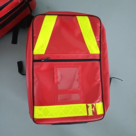 Sac à dos rouge de premiers secours en bonne état!