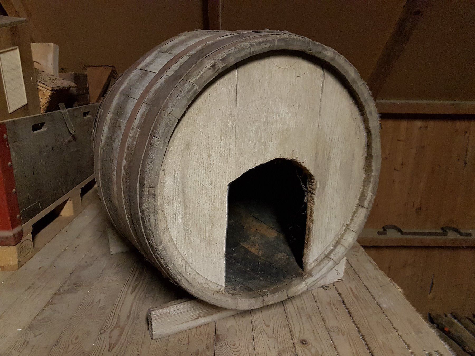 Cucce & Letti: Hundehütte Holzfass – Usato da Dietschwil venduto da FIZENATOR 4