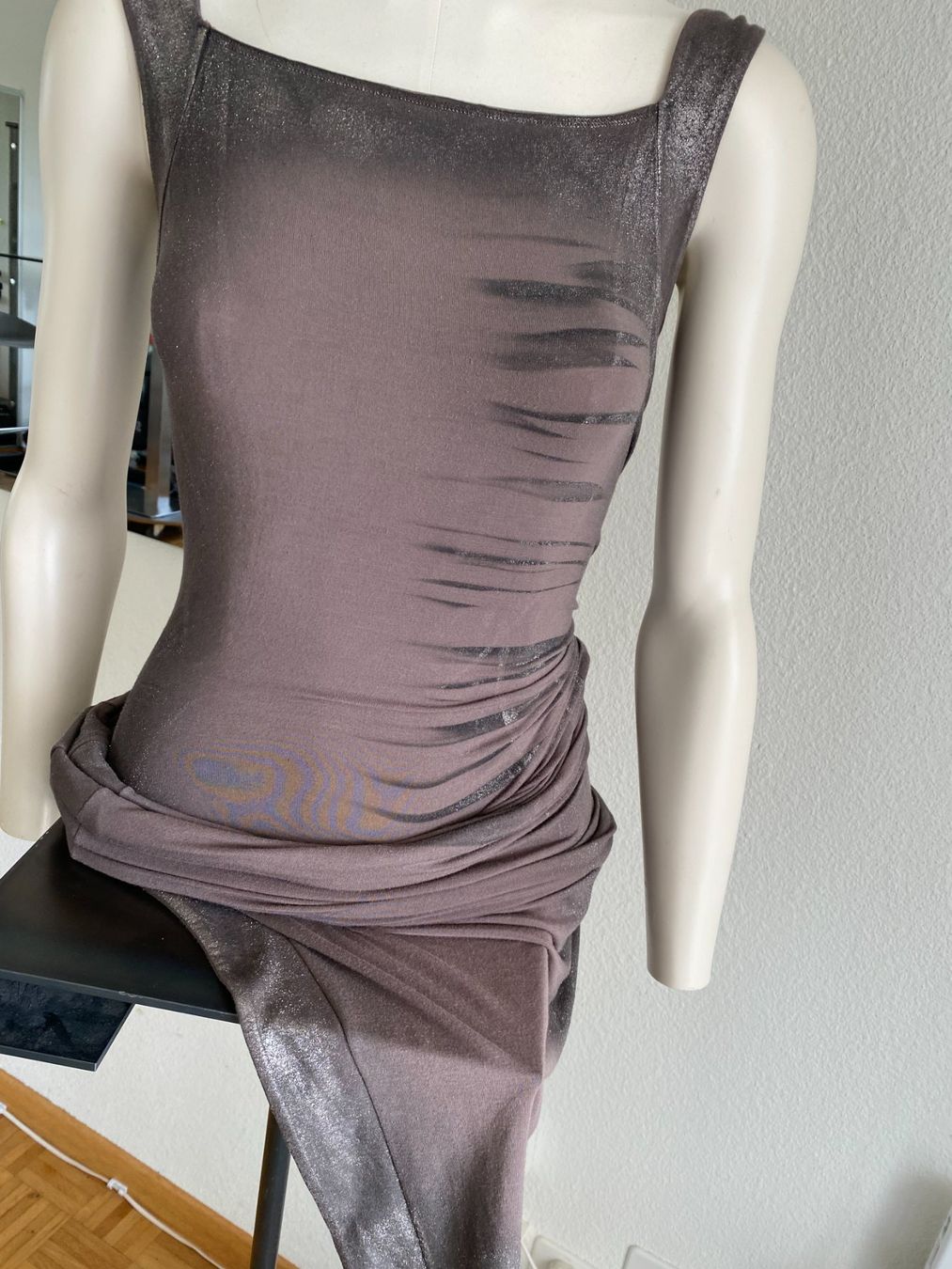 Issey Miyake Vestiti: Issey Miyake langes Strechkleid mit Seitenschlitz – Usato da Zürich venduto da Gemi 7