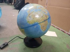 Beleuchteter Globus mit Sternenkarte