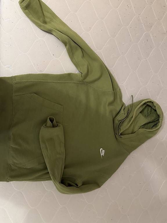 Pulls & Sweat-shirts: Pull à capuche Nike – D'occasion à Grand-Lancy par ter_bvn7