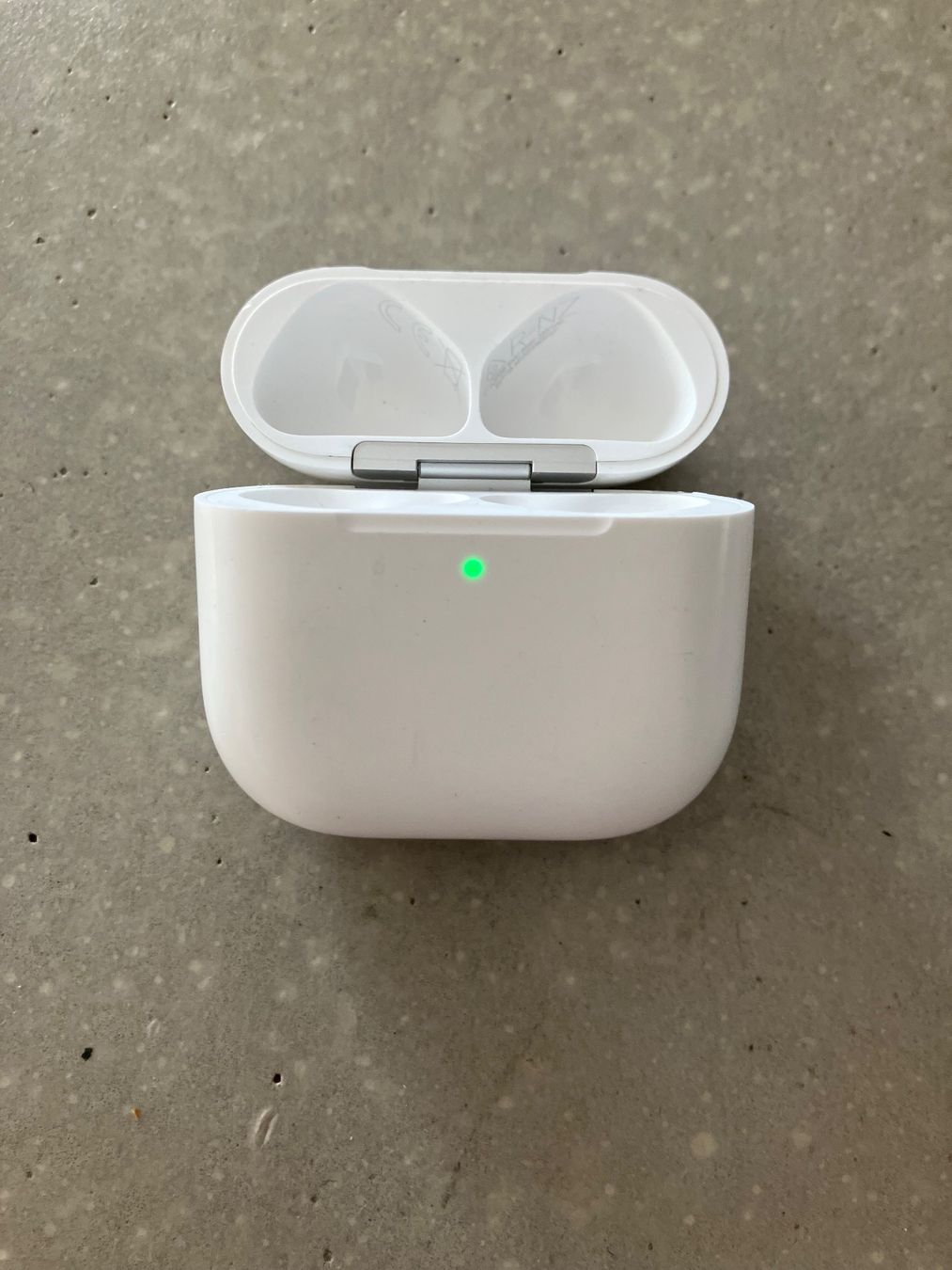 Apple Casques audio: APPLE AIRPODS 4 CASE – D'occasion à Lausanne par mr.v