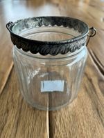 Schönes Teelicht aus Glas mit Muster und Griff / Dekoration