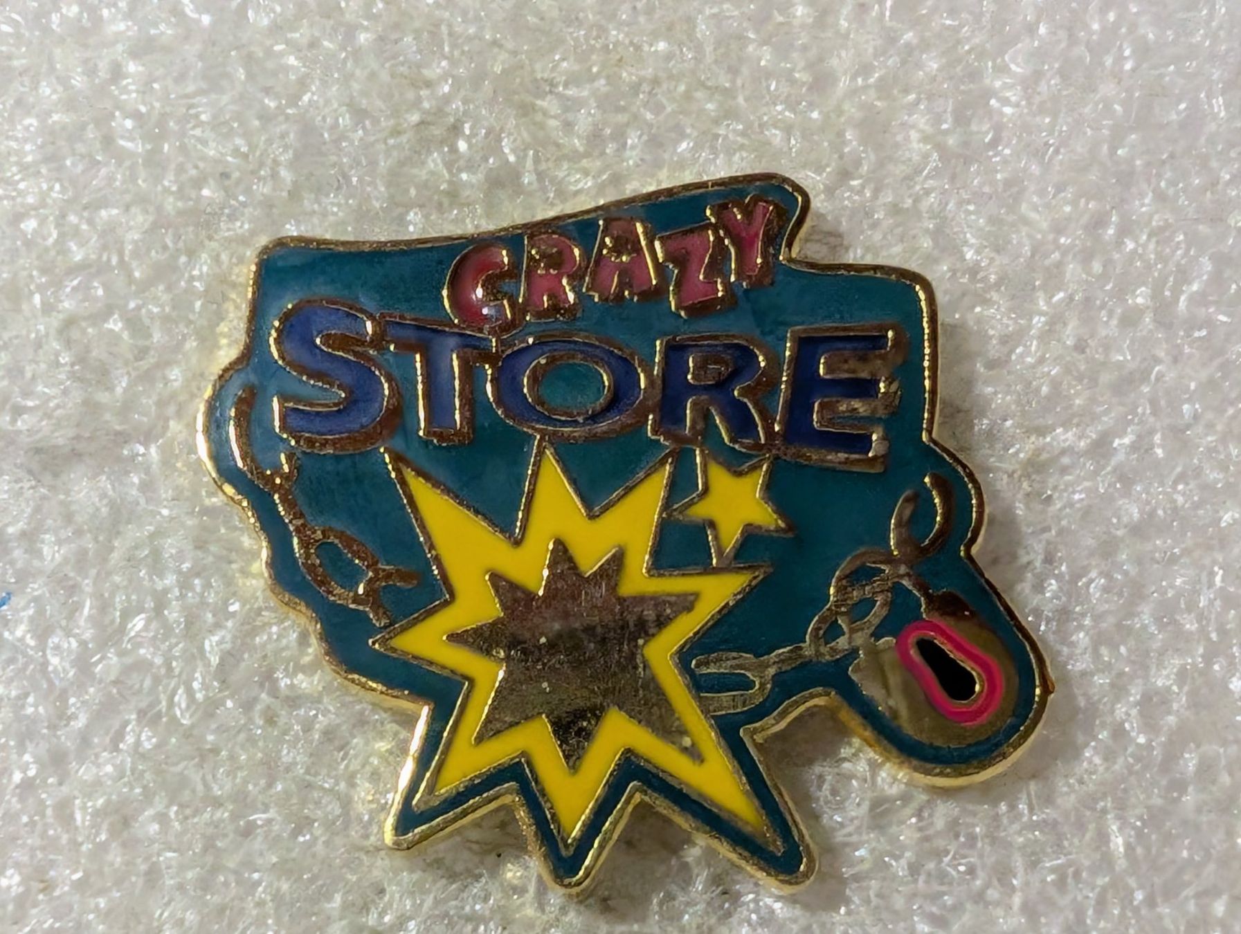 Placchette & Badge: Ansteckpin 109: Crazy Store – Usato da Oppligen venduto da Pin-Fall-Shop