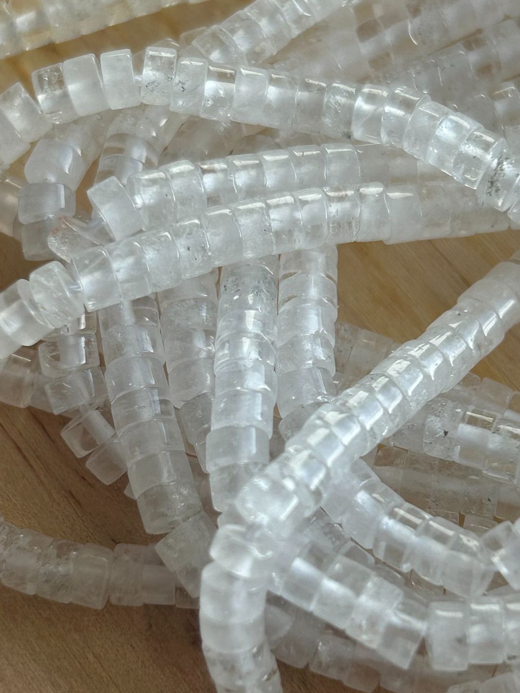 Pietre preziose: Strang echte white quarz Scheiben 2x4 mm – Nuovo e nell'imballaggio originale da Niederrohrdorf venduto da Ytobi 2