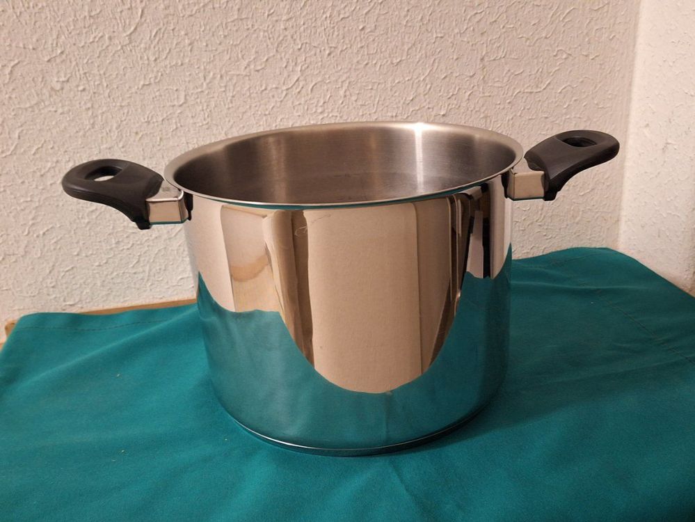 Grosser Pfanne /Topf 6,5Liter (Gebraucht) in Arlesheim für CHF 8 – mit ...