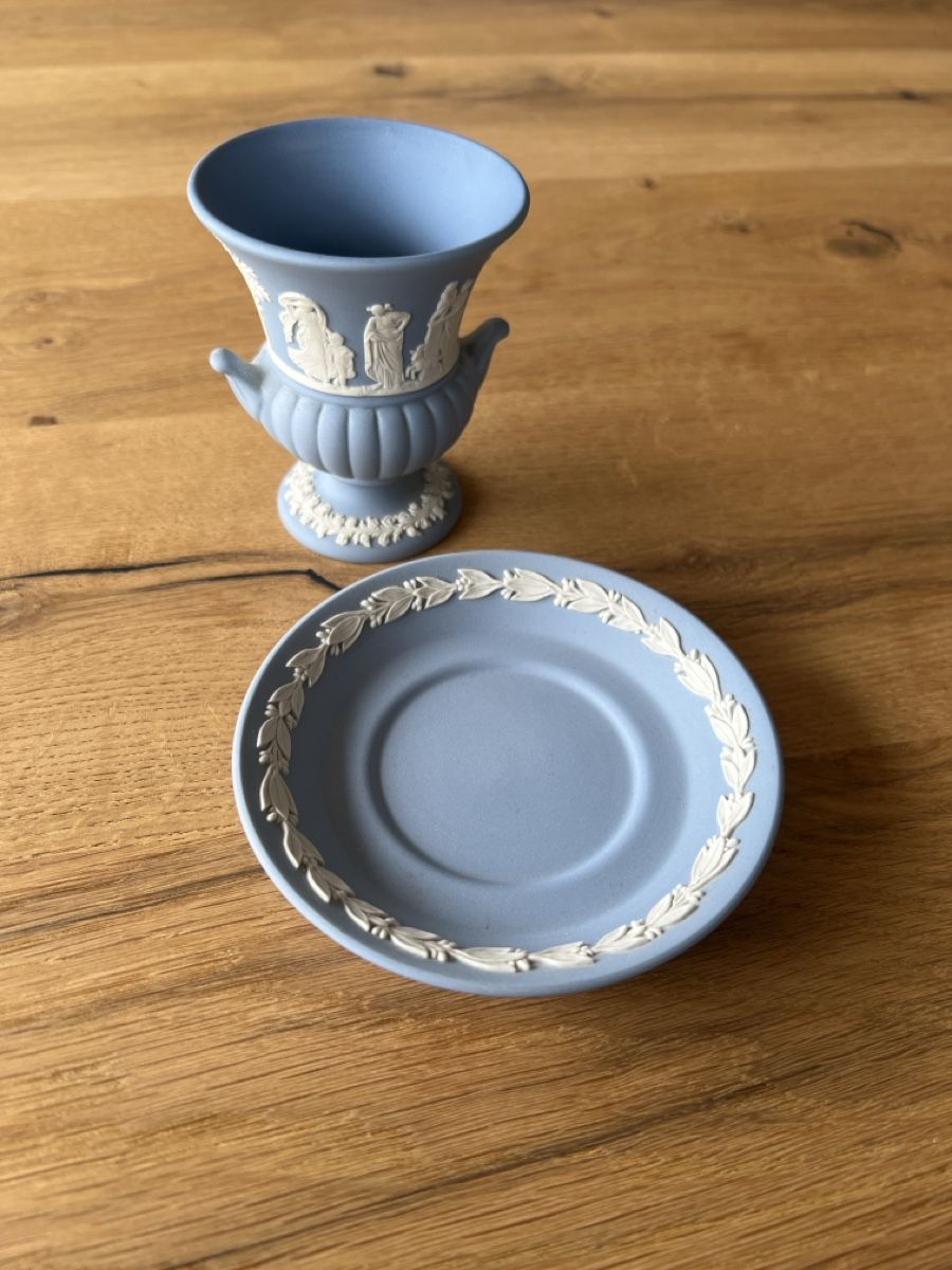 Wedgwood Piatti: Wedgwood Jasperware ziervase mit Unterteller – Usato da Thun venduto da mre_tsg5