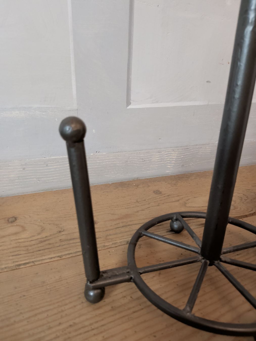 Altro per la casa: Küchenrollenhalter Rohr-Design Metall dunkelgrau / rot – Usato da Dietfurt venduto da Subforce1853 8