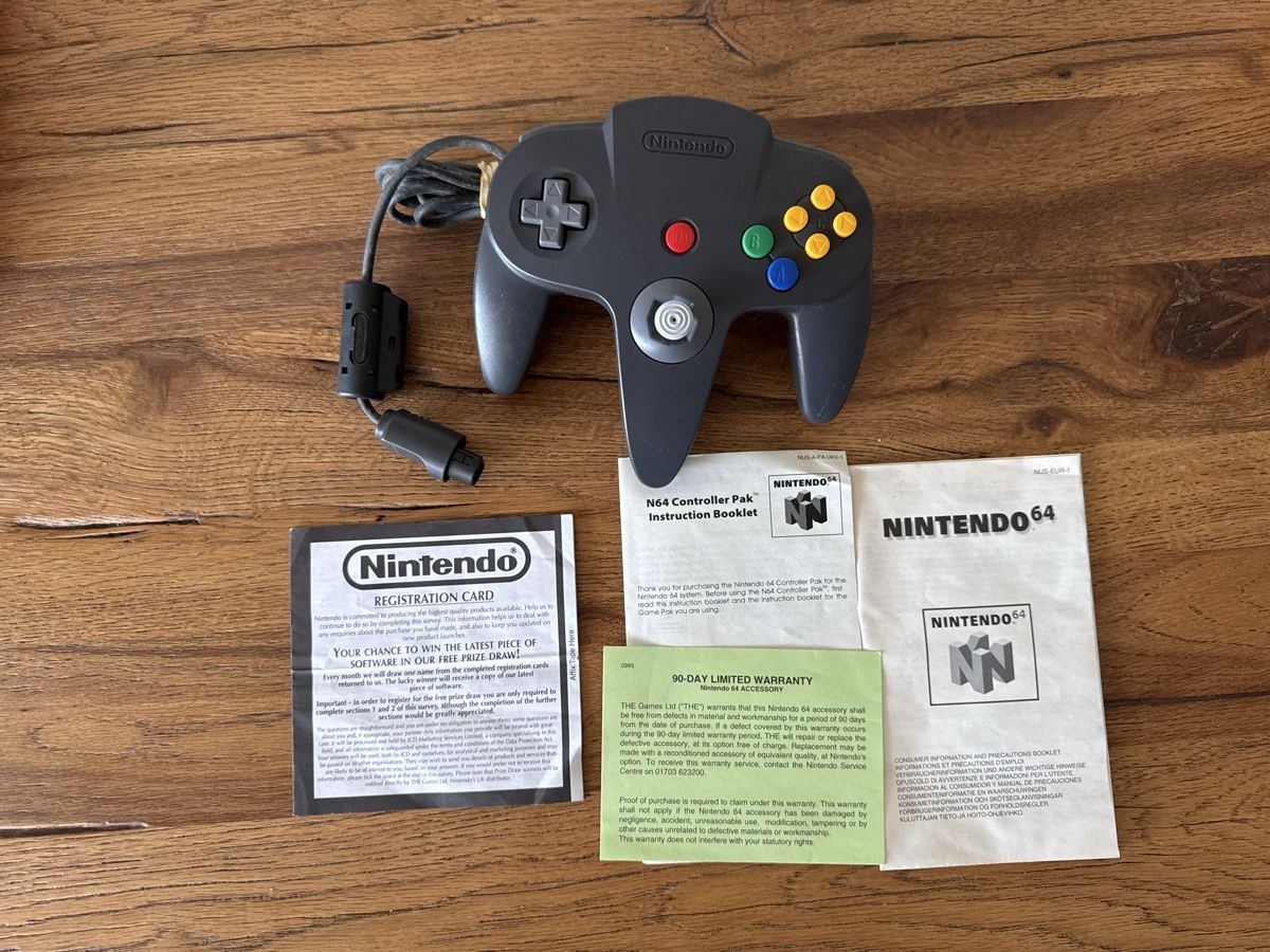 Nintendo Controller: Nintendo 64 Controller Schwarz Originalverpackung – Usato da Lenzburg venduto da eyworld 2