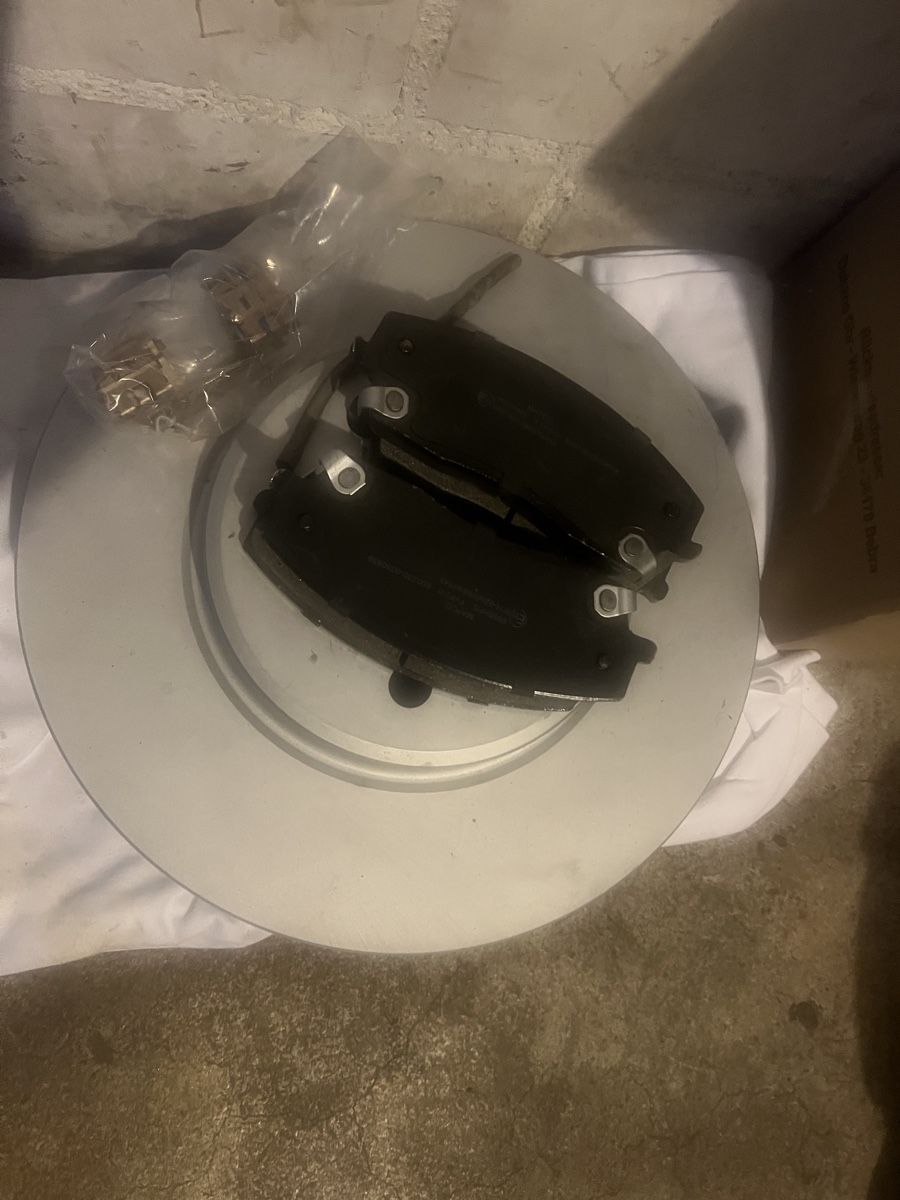 Tutti pezzi di ricambio auto: Bremsscheiben  / Beläge vorne Chrysler 300 c – Nuovo (secondo la descrizione) da Embrach venduto da igr_7wqc 2