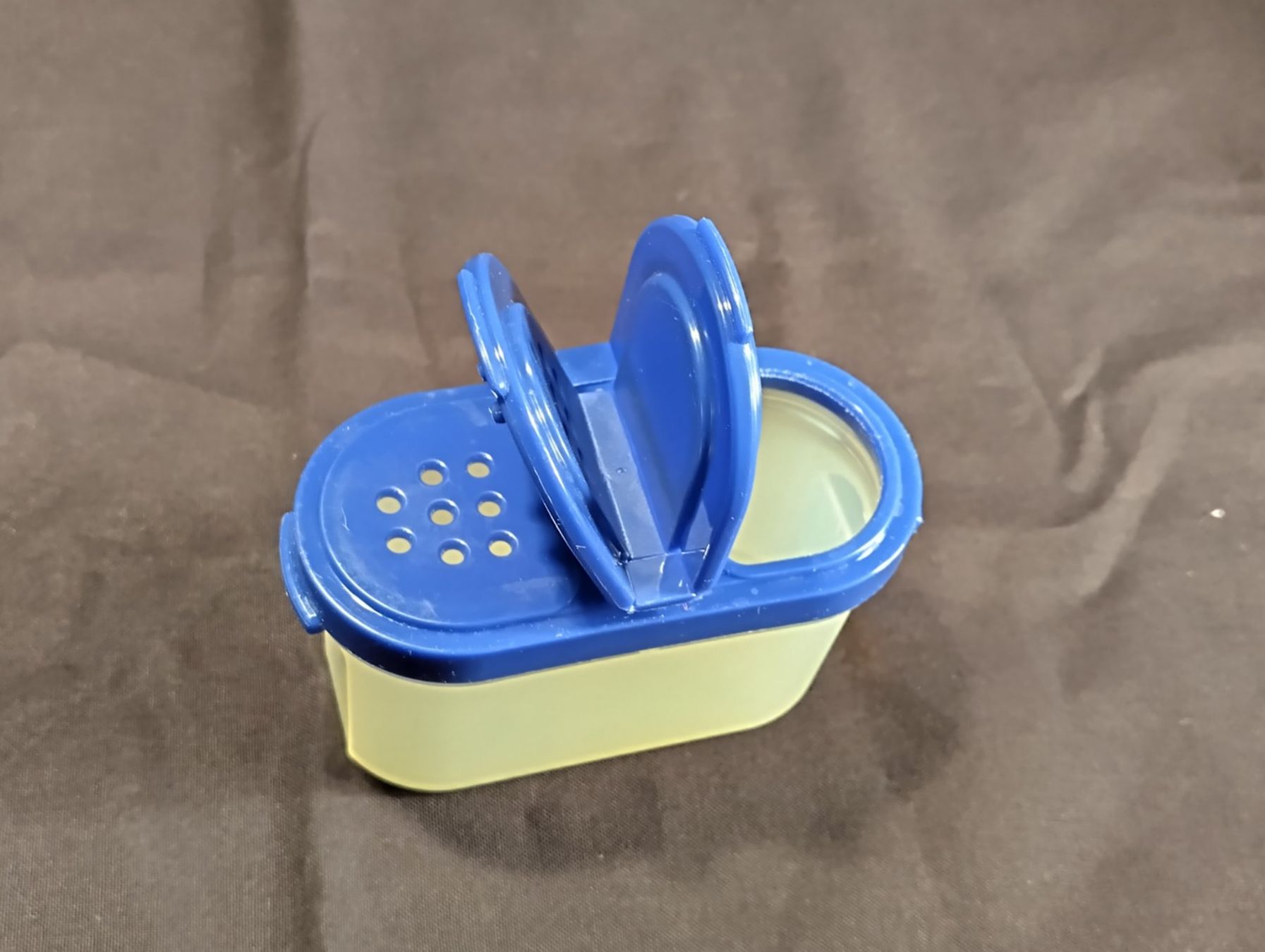 Tupperware Contenitori & Simili: Tupperware Behälter mit 2 verschiedenen Oeffnungen – Usato da Bellach venduto da JingleCherry 4