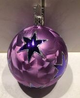 Violette Weihnachtskugel mit Sternen und Glitzer-Deko