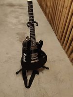 Gitarre mit Lautsprechern Box