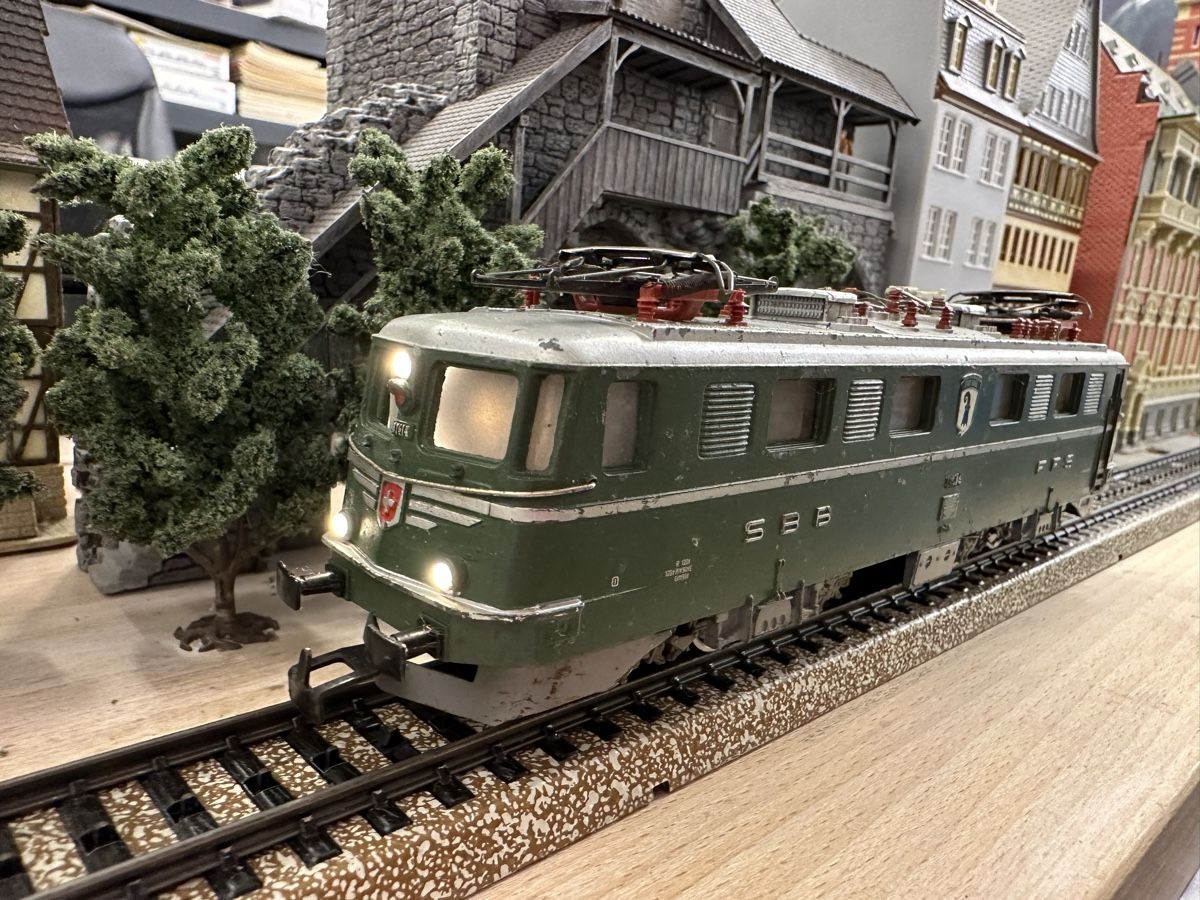 Märklin Modelleisenbahnen: Märklin 3050 SBB Ae 6/6 Stadt Basel – Gebraucht aus Lupsingen von New-Haven
