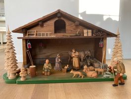 Krippe mit Figuren und Tannen von Huggler, Brienz