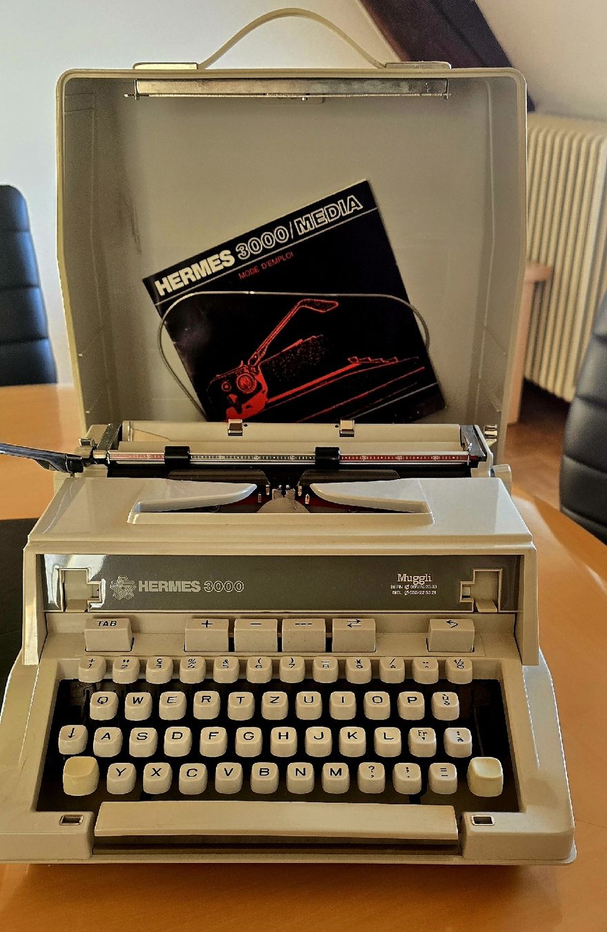 Hermès Macchine da scrivere: Hermes 3000 machine à écrire suisse avec valise originale – Usato da Neuchâtel venduto da Camille.2000
