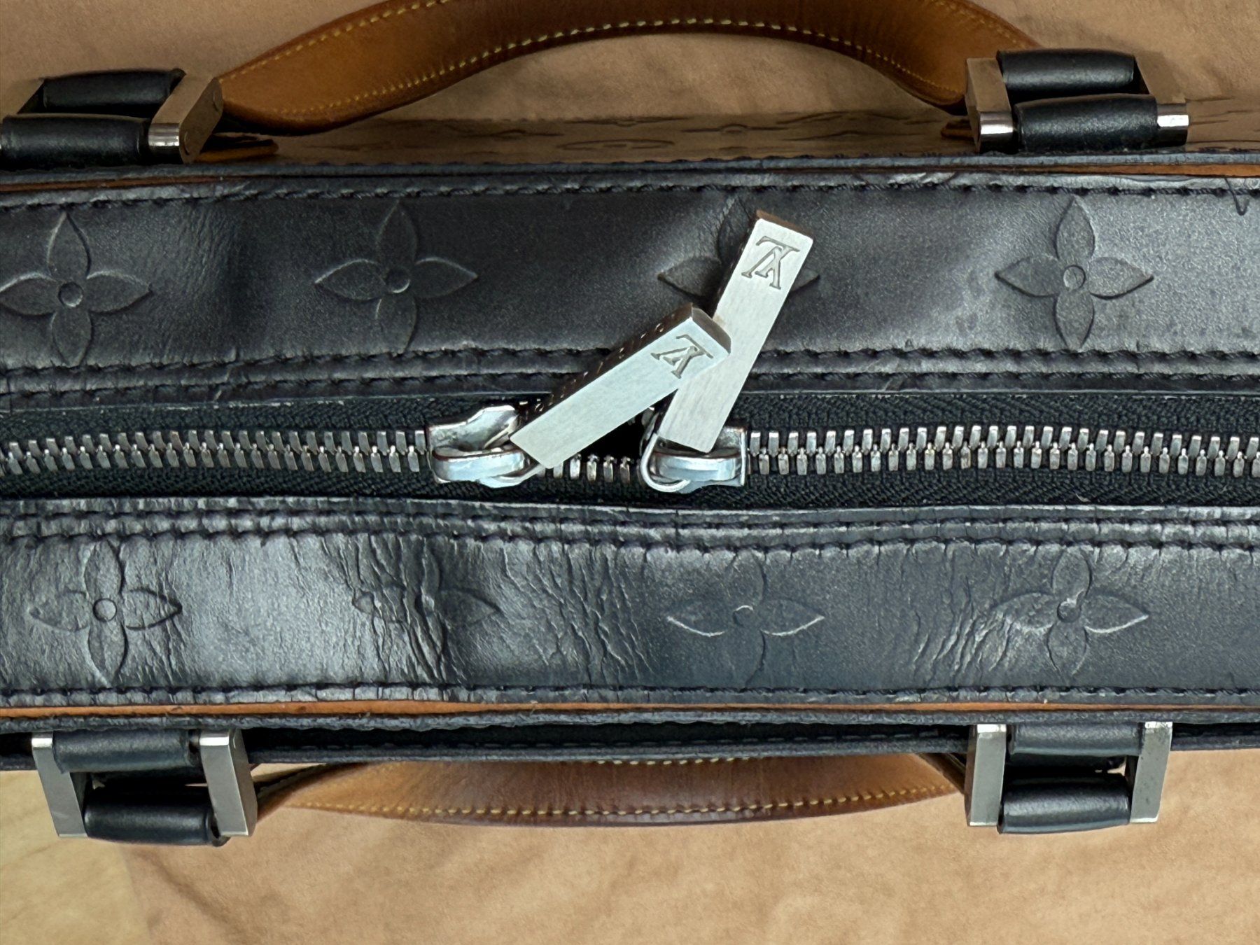 Louis Vuitton Borse da donna: Classique Louis Vuitton Mat Shelton - Gray Monogram Glace – Usato da Genève venduto da rosebud635 2