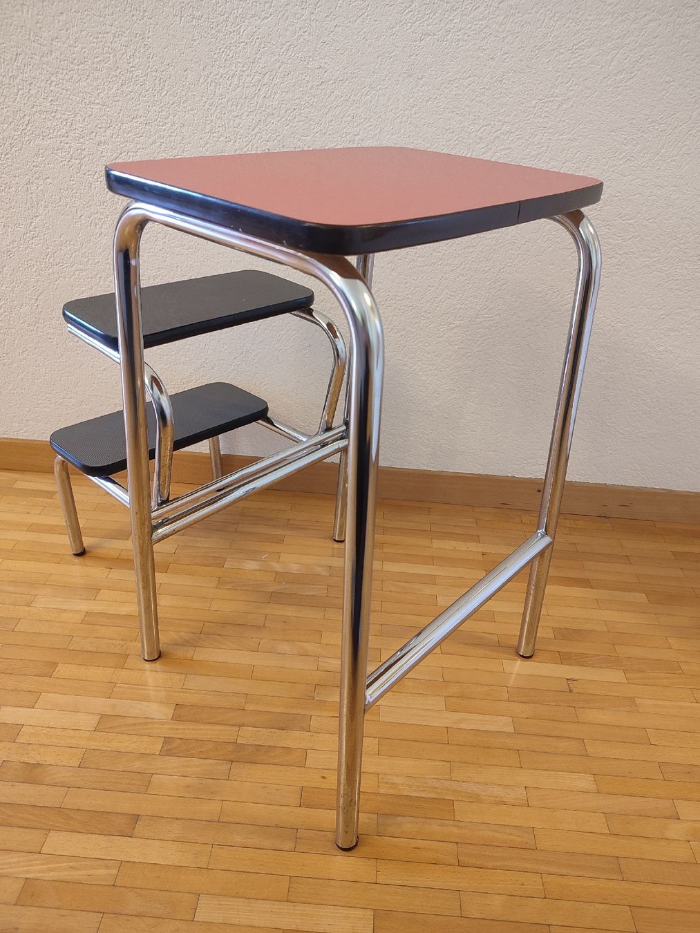 Sgabelli: Tabouret en Formica vintage – Usato da Bougy-Villars venduto da Vogue 3