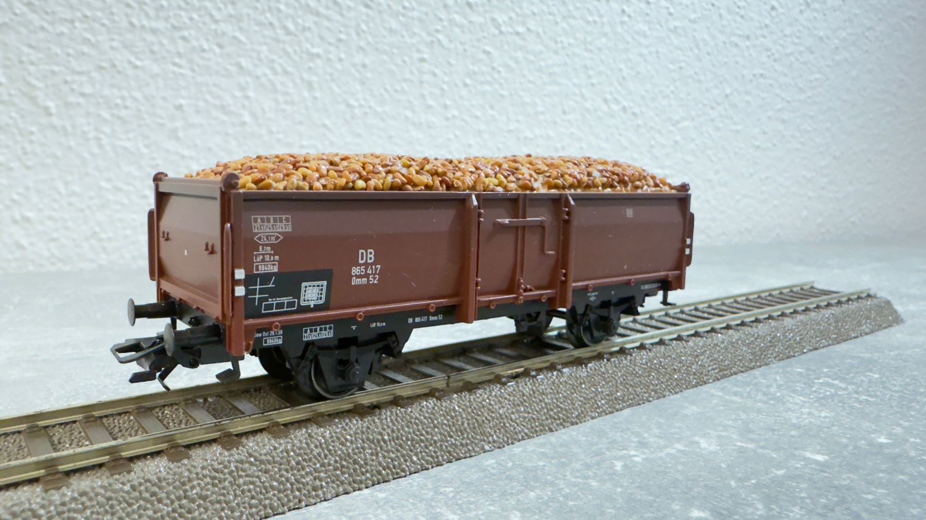 Roco Modelleisenbahnen: Roco Güterwagen mit Ladung H0 / AC – Gebraucht aus Schlieren von rat_lq6b