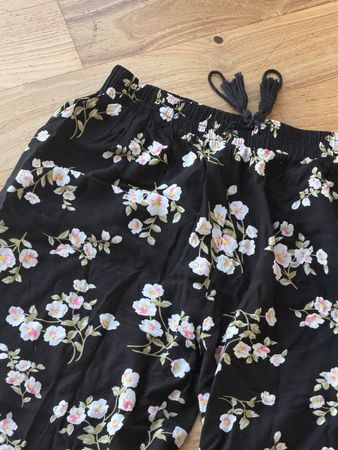 Coole Hosen Blumenmuster schwarz Grösse XL praktisch NEU