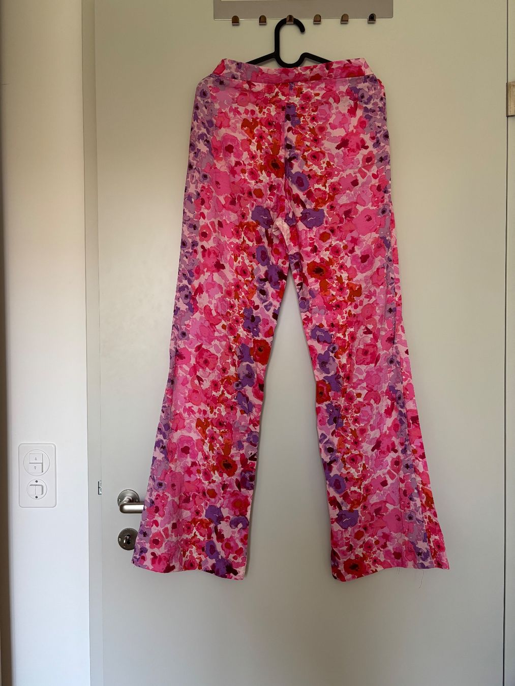 H&M Pantaloni: Hosen H&M geblümt Grösse 36 – Usato da Winkel venduto da masrisa 1